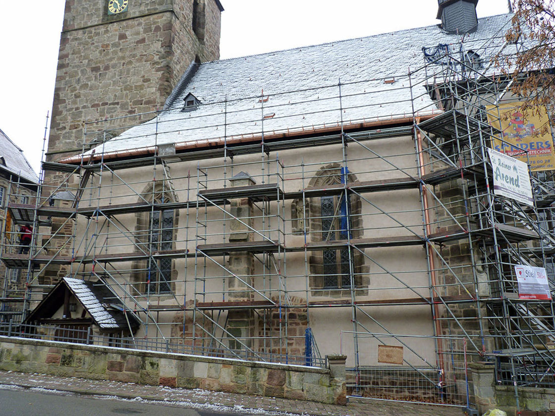 Abbau des Gerüstes an der Südseite (Foto: Karl-Franz Thiede)